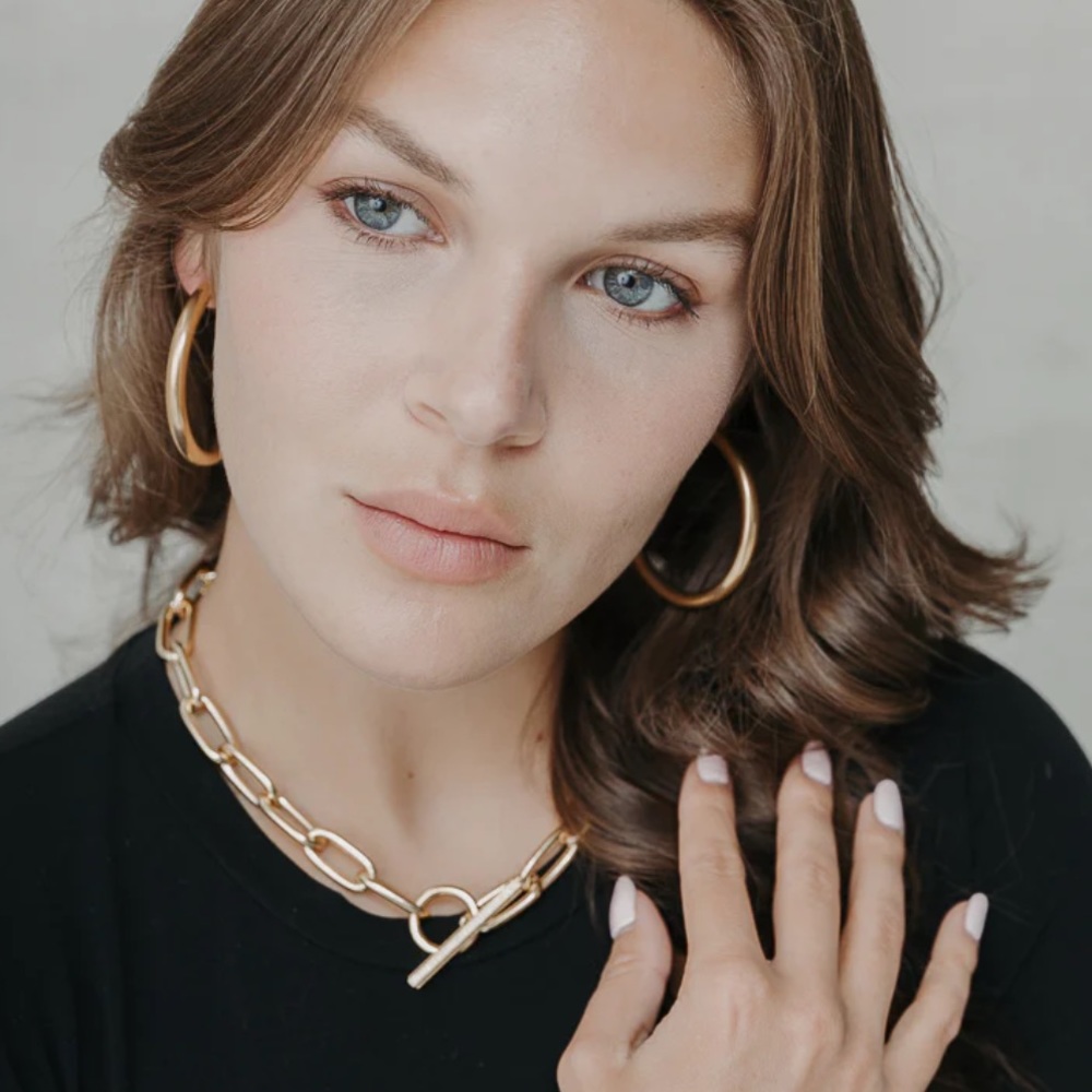 Beautiful gold hoop earring. New!